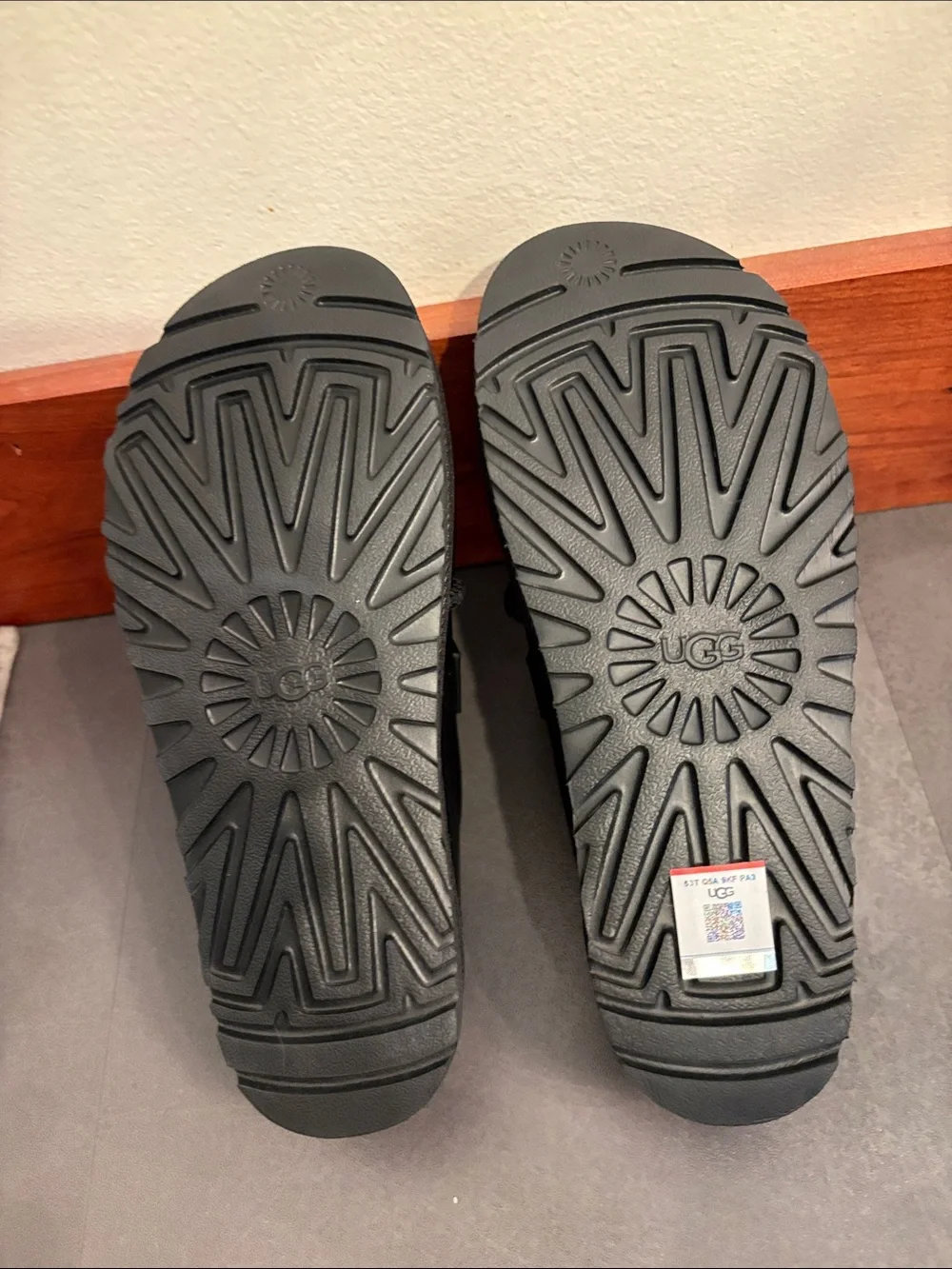 UGG Platform Sandal- black